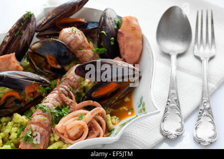Meeresfrüchtesuppe mit Brot Krümel Passatelli Stockfoto