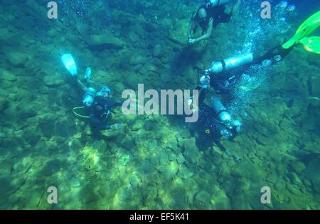 Sangihe, Indonesien. 27. Januar 2015. Taucher Tauchen auf dem Gelände des Unterwasser-Vulkan Banua Wuhu in der Nähe von Mahegentang Insel auf den Inseln Sangihe, Nord-Sulawesi, Indonesien, 27. Januar 2015. Der Krater-Spot der Banua Wuhu zeichnet sich durch Luftblasen zwischen den Felsen. Die durchschnittliche Temperatur reicht von 37 bis 38 Grad Celsius. © Zulkarnain/Xinhua/Alamy Live-Nachrichten Stockfoto