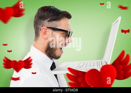 Zusammengesetztes Bild von geeky frustriert Geschäftsmann Blick auf seinem laptop Stockfoto