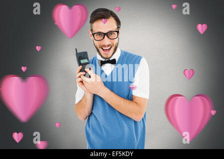 Zusammengesetztes Bild geeky Hipster hält ein Retro-Handy Stockfoto
