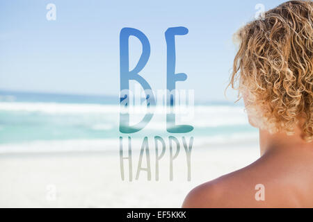 Zusammengesetztes Bild der junge blonde Mann beim Sonnenbaden mit Blick auf das Meer Stockfoto