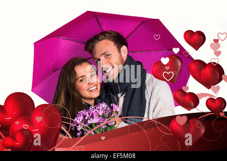 Zusammengesetztes Bild der fröhlichen jungen Paar mit Blumen und Sonnenschirm Stockfoto