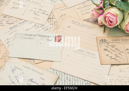 alte Ansichtskarten und weiche Rosenblüten. nostalgische sentimental Hintergrund. Retro-Stil getönten Bild Stockfoto