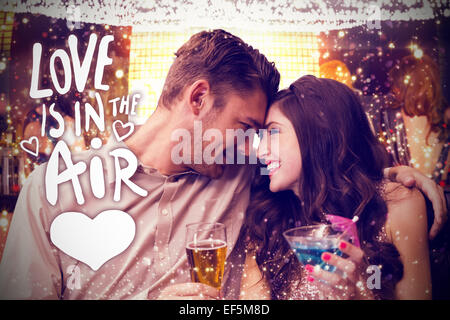 Zusammengesetztes Bild süße paar trinken Stockfoto