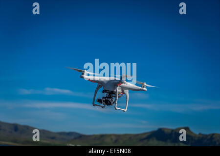 Dji Phantom 2 vision Drone mit einem Gopro Hero 3 Kamera. Stockfoto