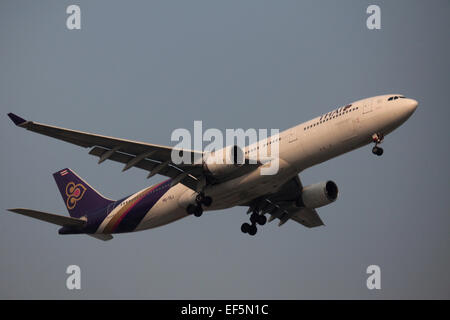 Bangkok, Thailand. 27. Januar 2015. Thai Airways Flugzeug nähert sich, um am Suvarnabhumi International Airport in Bangkok, Thailand, 27. Januar 2015 landen.  Thai Airways, die Flaggschiff-Fluggesellschaften von Thailand, THB 9,2 Milliarden verloren oder US$ 283 Millionen in den ersten drei Quartalen 2014 woraufhin fordert eine Umstrukturierung, die Entlassung von 5.000 Mitarbeiter und Seliing aus 22 seiner Flugzeuge umfassen kann. Bildnachweis: Arthur Jones Dionio/Alamy Live-Nachrichten Stockfoto