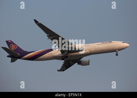 Bangkok, Thailand. 27. Januar 2015. Thai Airways Flugzeug nähert sich, um am Suvarnabhumi International Airport in Bangkok, Thailand, 27. Januar 2015 landen.  Thai Airways, die Flaggschiff-Fluggesellschaften von Thailand, THB 9,2 Milliarden verloren oder US$ 283 Millionen in den ersten drei Quartalen 2014 woraufhin fordert eine Umstrukturierung, die Entlassung von 5.000 Mitarbeiter und Seliing aus 22 seiner Flugzeuge umfassen kann. Bildnachweis: Arthur Jones Dionio/Alamy Live-Nachrichten Stockfoto