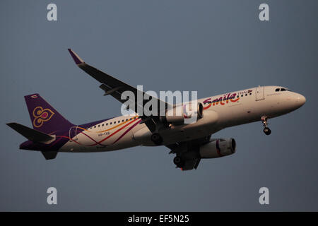 Bangkok, Thailand. 27. Januar 2015. Ein Flugzeug der Thai Smile, die Low-Cost-Tochter der Thai Airways, nähert sich, um am Suvarnabhumi International Airport in Bangkok, Thailand, 27. Januar 2015 landen.  Thai Airways, die Flaggschiff-Fluggesellschaften von Thailand, THB 9,2 Milliarden verloren oder US$ 283 Millionen in den ersten drei Quartalen 2014 woraufhin fordert eine Umstrukturierung, die Entlassung von 5.000 Mitarbeiter und Seliing aus 22 seiner Flugzeuge umfassen kann. Bildnachweis: Arthur Jones Dionio/Alamy Live-Nachrichten Stockfoto