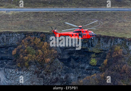 Luftbild-tf-syn, Suche und Rettung Hubschrauber fliegen von Gullfoss Wasserfall, Island. Stockfoto