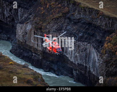 Luftbild-tf-syn, Suche und Rettung Hubschrauber fliegen von Gullfoss Wasserfall, Island. Stockfoto