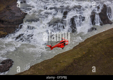 Luftbild-tf-syn, Suche und Rettung Hubschrauber fliegen von Gullfoss Wasserfall, Island. Stockfoto