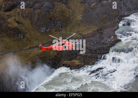 Luftbild-tf-syn, Suche und Rettung Hubschrauber fliegen von Gullfoss Wasserfall, Island. Stockfoto