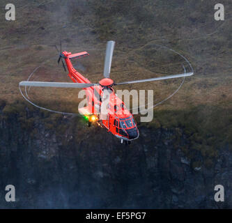 Luftbild-tf-syn, Suche und Rettung Hubschrauber fliegen von Gullfoss Wasserfall, Island. Stockfoto