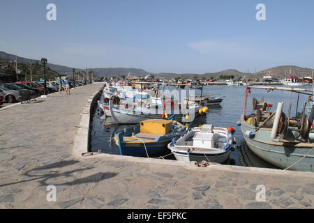 Fischerboote im Hafen ELOUNDA Kreta Griechenland 3. Mai 2014 Stockfoto