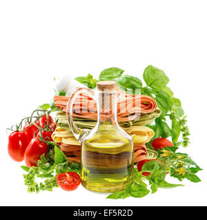 Olivenöl mit italienischer Pasta, Kräuter und Tomaten, isoliert auf weiss. Essen-Hintergrund Stockfoto