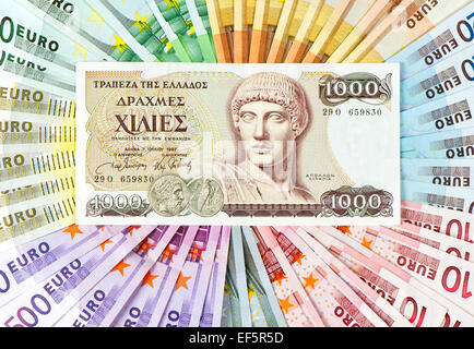 Euro-Krise-Konzept. alte griechische Drachme und Euro Bargeld Banknoten Stockfoto