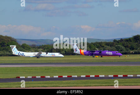 2 FLYBE BOMBARDIER DASH 8 Q400 Flugzeug G-ECOR & G-ECOH Flughafen MANCHESTER ENGLAND 14. Mai 2014 Stockfoto