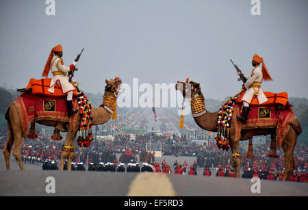 Neu-Delhi, Indien. 27. Januar 2015. Indische Soldaten Reiten auf Kamelen während der vollen Generalprobe der feierlichen Beating Retreat am Raisina Hill in New Delhi, Indien, 27. Januar 2015. Die Zeremonie findet jedes Jahr am Abend des Jan. 29 durch die drei Flügel des indischen Militärs, markiert das Ende des Republic Day Feierlichkeiten. Bildnachweis: Partha Sarkar/Xinhua/Alamy Live-Nachrichten Stockfoto