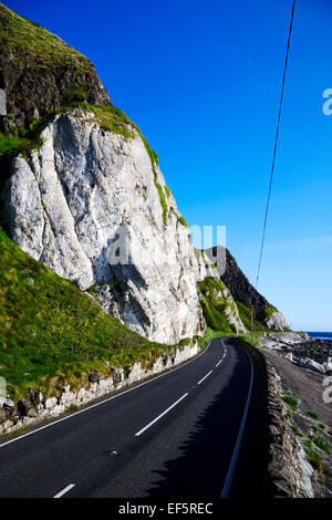 Kalksteinfelsen an Garron Punkt auf der A2 Antrim Coast Road, Drehort für die Söhne der Anarchie Besuch in Irland Stockfoto