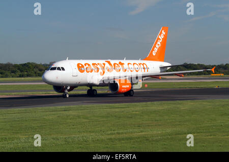 EASY JET AIRBUS A319-111 Flugzeuge G-EZBB Flughafen MANCHESTER ENGLAND 14. Mai 2014 Stockfoto