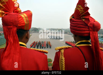 Neu-Delhi, Indien. 27. Januar 2015. Teilnehmer besuchen die volle Generalprobe der feierlichen Beating Retreat am Raisina Hill in New Delhi, Indien, 27. Januar 2015. Die Zeremonie findet jedes Jahr am Abend des Jan. 29 durch die drei Flügel des indischen Militärs, markiert das Ende des Republic Day Feierlichkeiten. Bildnachweis: Partha Sarkar/Xinhua/Alamy Live-Nachrichten Stockfoto