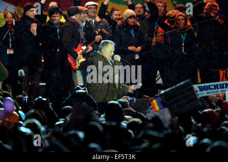 Dresden, Deutschland. 26. Januar 2015. Deutscher Musiker Herbert Groenemeyer auf der Bühne bei einem Konzert für Weltoffenheit und Toleranz am Neumarkt in Dresden, Deutschland, 26. Januar 2015. Die Stadt Dresden nutzt Festival und Berühmtheiten der Bürger, um sein Image als eine Hochburg der Pegida (Patriotischen Europäer gegen die Islamisierung des Westens) zu bekämpfen. Foto: ARNO BURGI/Dpa/Alamy Live-Nachrichten Stockfoto