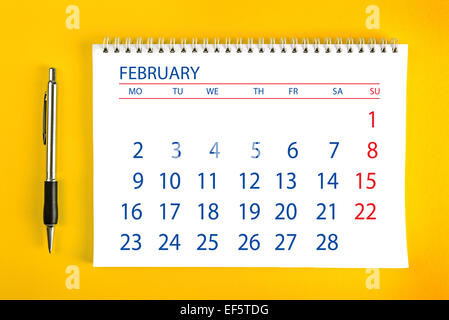 Februar Kalenderseite Papier mit Spiralbindung als Zeitmanagement und Zeitplan-Konzept. Stockfoto