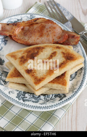 Irische Kartoffel Farls oder Kartoffelpuffer mit Speck Stockfoto