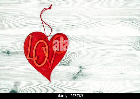 Rotes Herz auf hölzernen Hintergrund. Liebe und Valentinstag-Konzept Stockfoto