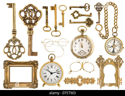 Goldene antike Accessoires. Barock-Rahmen, Oldtimer Schlüssel, Uhr, Kompass, Retro-Brille, Taschenuhr, die isoliert auf weißem Zeitmessung Stockfoto