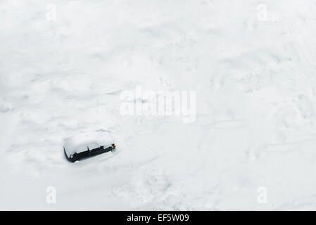 Auto im Tiefschnee Aufbau nach einem Schneesturm oder großen Schneesturm gefangen Stockfoto