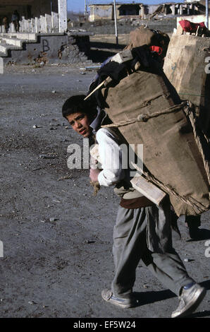 Teenager sammeln Brennholz in Kabul Ruinen Januar 1994 Stockfoto