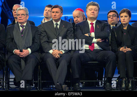 Oswiecim, Polen. 27. Januar 2015. Bundespräsident Joachim Gauck (L-R), slowenischer Präsident Borut Pahor, Präsident der Ukraine Petro Poroshenko und seine Frau Maryna besuchen eine Zeremonie zum 70. Jahrestag der Befreiung von der Nazi-deutschen Konzentrations- und Vernichtungslager Lagergelände KL Auschwitz-Birkenau in Oswiecim, Polen, 27. Januar 2015. Foto: Rolf Vennenbernd/Dpa/Alamy Live News Stockfoto