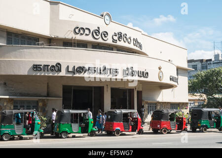 Tuk Tuk Tuk-Tuk, Tuk-Tuks am Bahnhof Galle, Galle, Sri Lanka. Stockfoto