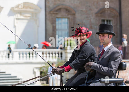 Internationaler Wettbewerb für traditionelle Kutschen "La Venaria Reale" Konkurrenten tragen die Kleiderordnung, Italien Stockfoto