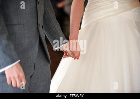 Nahaufnahme von Braut und Bräutigam Hand in Hand während der Trauung. Stockfoto