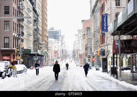 New York, New York, USA. 27. Januar 2015. Fußgänger passieren das Broadway in Lower Manhattan, Dienstag frühmorgens am 27. Januar 2015. In New York City Betrag das Blizzard nicht, was ursprünglich vorhergesagt wurde. Foto: Andrew Renneisen/Dpa/Alamy Live News Stockfoto