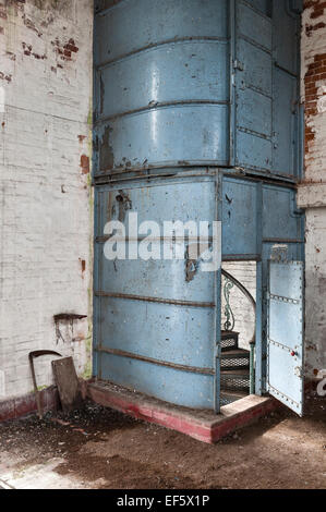 Cilcewydd Mill, Welshpool, Powys, Großbritannien. Eine gusseiserne, feuerfeste Wendeltreppe verläuft von oben nach unten dieser verlassenen viktorianischen Mühle Stockfoto