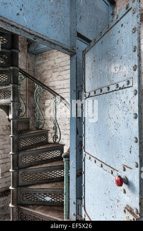 Cilcewydd Mill, Welshpool, Powys, Großbritannien. Eine gusseiserne, feuerfeste Wendeltreppe verläuft von oben nach unten dieser verlassenen viktorianischen Mühle Stockfoto