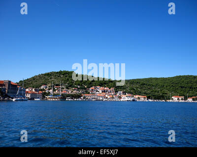 Blick auf Stadt Vis auf der Insel Vis in Kroatien aus dem Meer Stockfoto