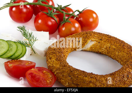 Türkisches Frühstück mit Bagel, Tomaten, Käse, Gurke Stockfoto