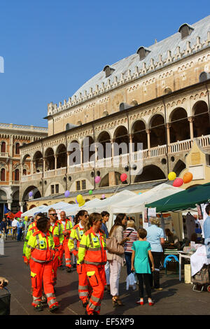 Padua, Italien - 28. September 2014: eine Menge von Freiwilligen und Menschen feiern Tag der Freiwilligen in Piazza Delle Erbe. Padua, Italien. Stockfoto