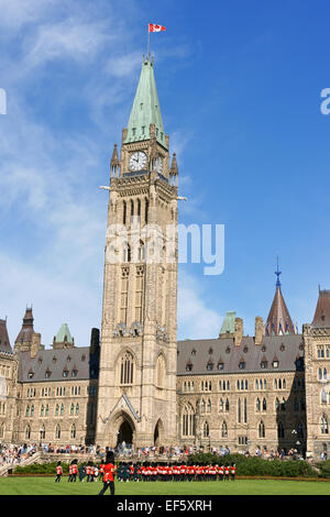 Ottawa, Kanada - 8. August 2008: Wachablösung vor dem Parlament von Kanada am Parliament Hill in Ottawa, Kanada Stockfoto