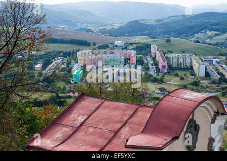 Luftaufnahme des kommunistischen Blocks entfernten Wohnblocks malte Pastell-Farben in der Stadt Banska Stiavnica, Slowakei, Europa Stockfoto