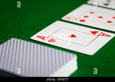 Nahaufnahme von Spielkarten am grünen Tischoberfläche Stockfoto