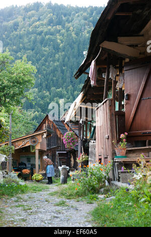 Ältere Frau tun Hausarbeiten in Vlkolinec Dorf, Open-Air-Museum der Volksarchitektur Stockfoto