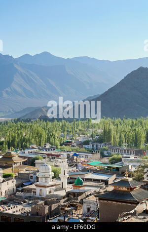 Leh, Ladakh, Indien. Blick auf die Stadt mit Jama Masjid Moschee im Vordergrund Stockfoto