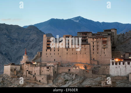 Leh, Ladakh, Indien, Südasien. Blick in Richtung Leh Palace, Sonnenuntergang Stockfoto