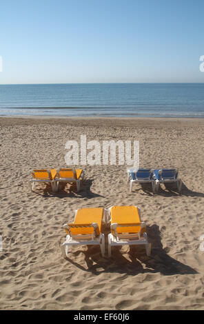 Sonnenliegen auf leeren Strand in Sitges, in der Nähe von Barcelona, Katalonien Stockfoto