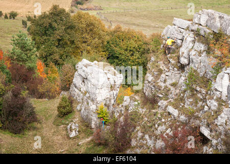 Kletterer auf Kalksteinfelsen in der Nähe von Spis Burg, Levoca, Slowakei, Europa